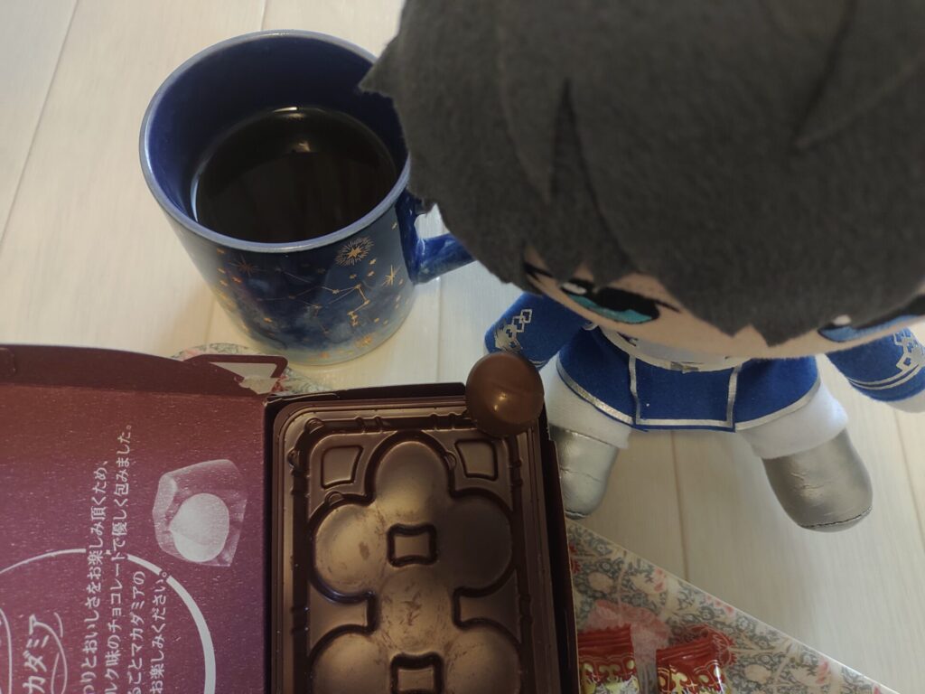 マカダミアチョコを手に取る恭二(ぬい(カワイイ))