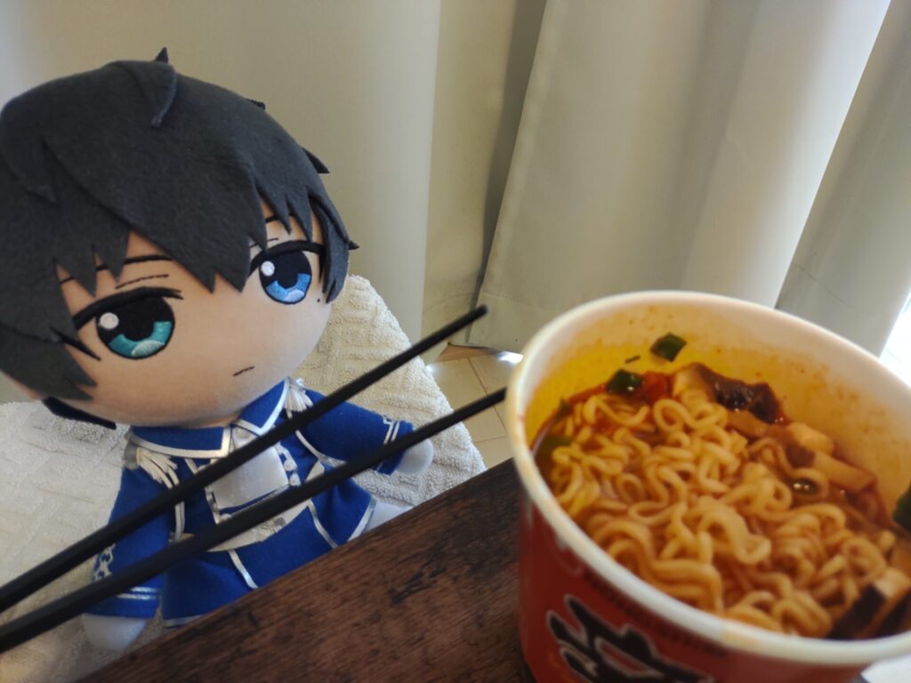 再び辛ラーメンに挑戦する恭二(ぬい) ぬい撮り