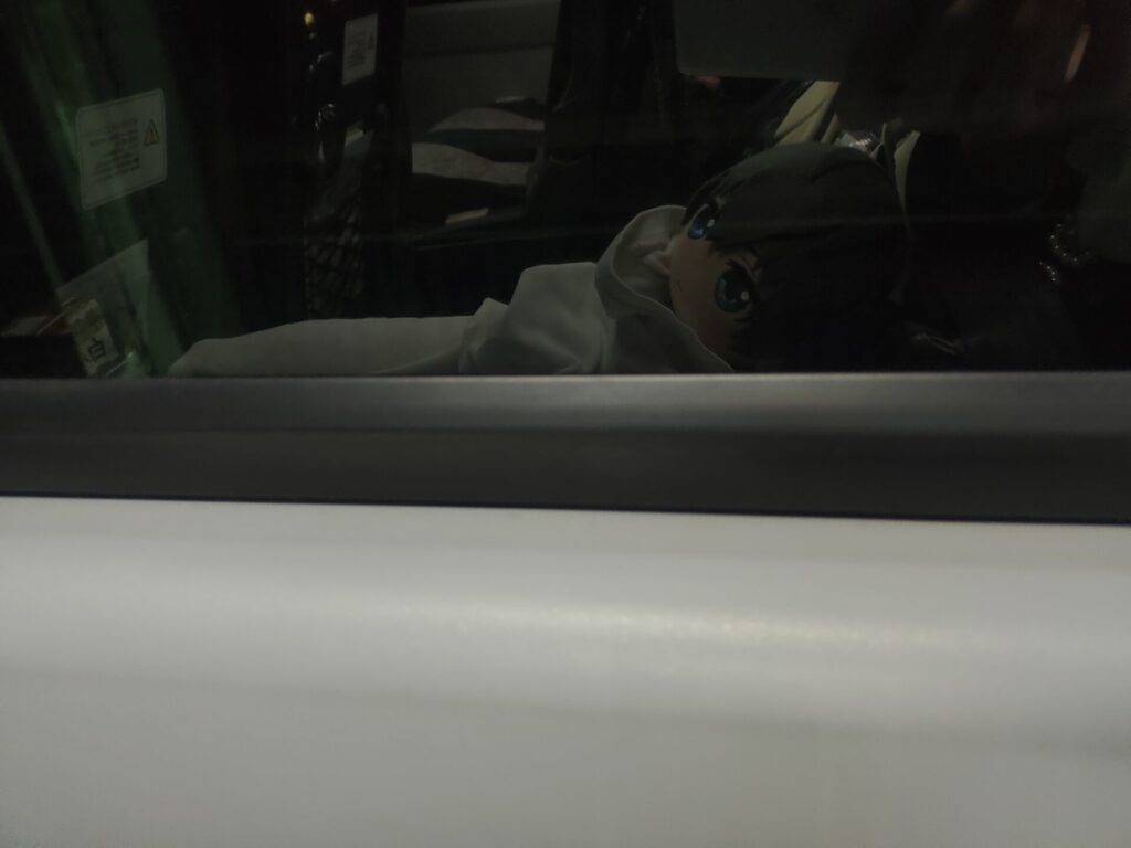 高速バスでくつろぐ恭二(ぬい)