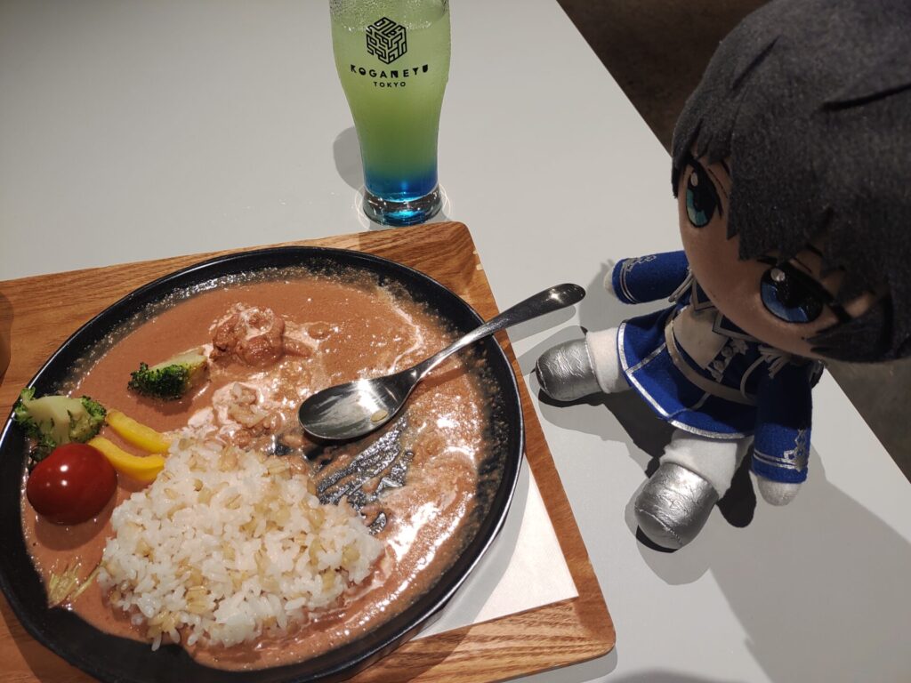 ピンクカレーを食べる恭二ぬい