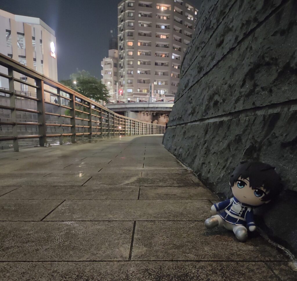 押上 壁に寄りかかる恭二ぬい