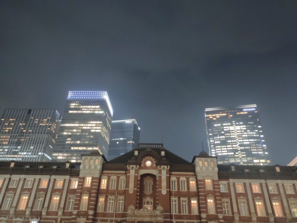 夜の東京駅 丸の内駅舎とビル