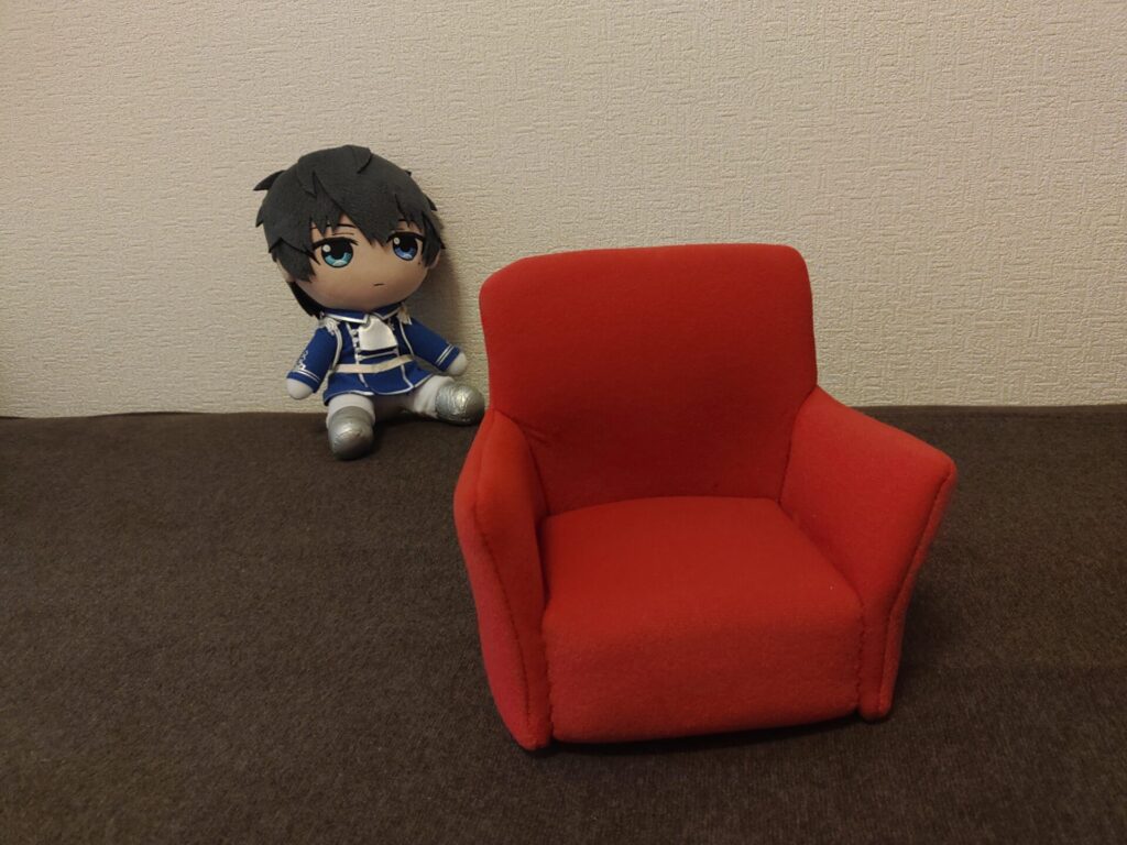 ぬい撮り、ソファが気になる恭二ぬい