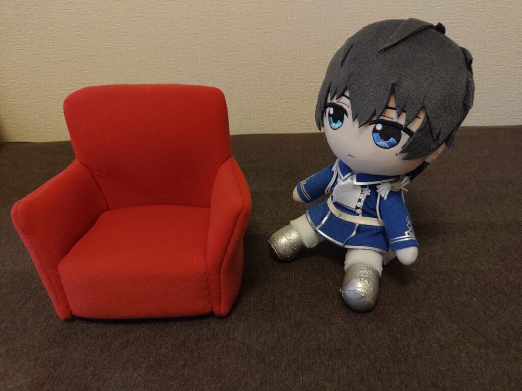 赤いソファと恭二ぬい
