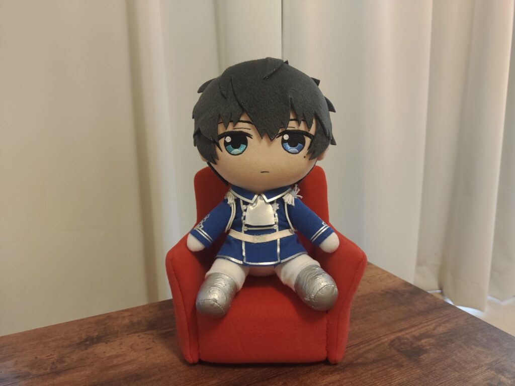 Giftソファに座る恭二ぬい